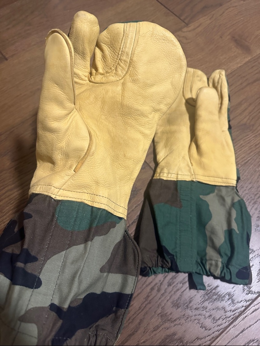 Camo Mittens - Picture 2 of 7